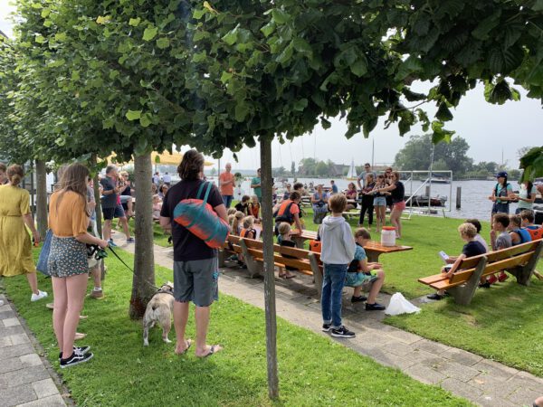 Jeugd op zeilles bij TEAM-West zeilschool op de Kaag